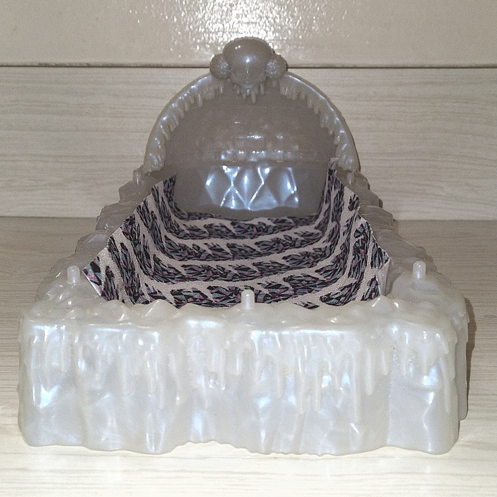 Monster High Doll Abbey Bominable's Bed Of Ice Playset Bedroom Furniture